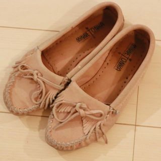 ミネトンカ(Minnetonka)のミネトンカ モカシンシューズ サイズ6 ピンク MINNETONKA(スリッポン/モカシン)