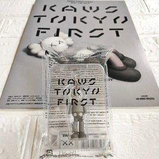 メディコムトイ(MEDICOM TOY)のKAWS TOKYO FIRST キーホルダー＋A4見開きフライヤーセット(キーホルダー)