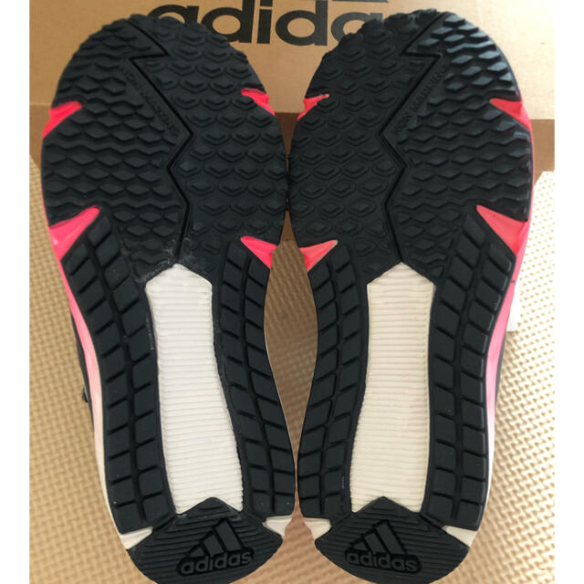 adidas(アディダス)のアディダス  18センチ キッズ/ベビー/マタニティのキッズ靴/シューズ(15cm~)(スニーカー)の商品写真