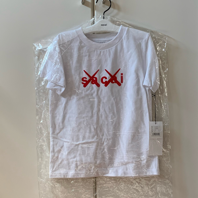 sacai(サカイ)のsacai × KAWS Kids Flock Print Tee サイズ6 キッズ/ベビー/マタニティのキッズ服男の子用(90cm~)(Tシャツ/カットソー)の商品写真