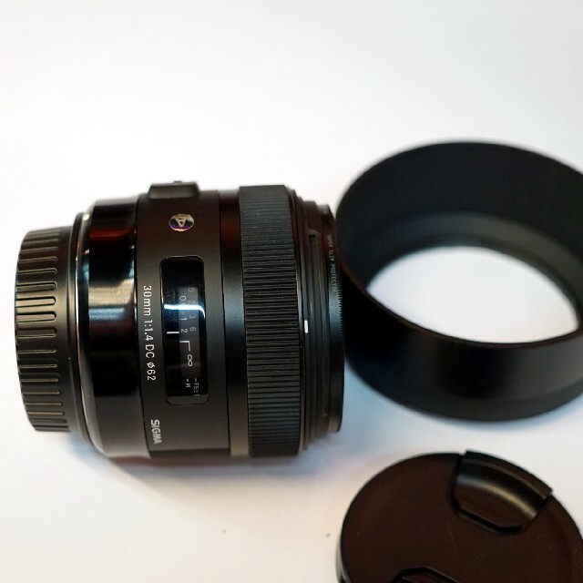 SIGMA(シグマ)のSIGMA シグマ 30mm F1.4 DC HSM Canon EFマウント スマホ/家電/カメラのカメラ(レンズ(単焦点))の商品写真