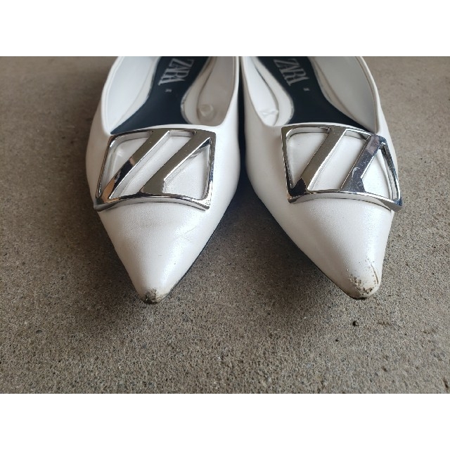 ZARA(ザラ)のZARA ポインテッドトゥフラットパンプス ホワイト×シルバー 38 レディースの靴/シューズ(ハイヒール/パンプス)の商品写真