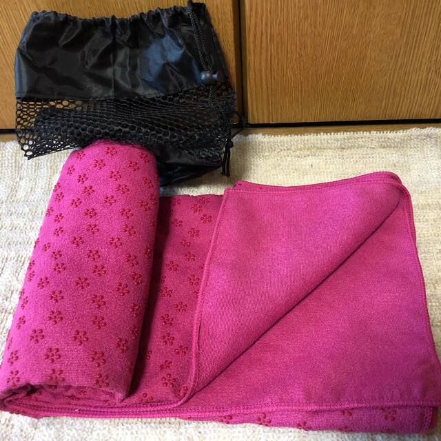 ヨガマット ピンク 袋付き コスメ/美容のダイエット(エクササイズ用品)の商品写真