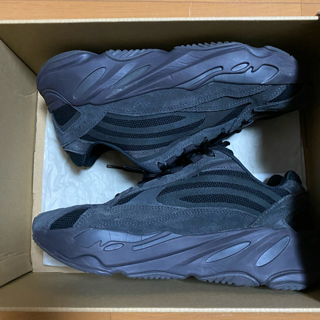 adidas(アディダス)の〔夏休み価格〕adidas Yeezy boost700 V2 VANTA メンズの靴/シューズ(スニーカー)の商品写真