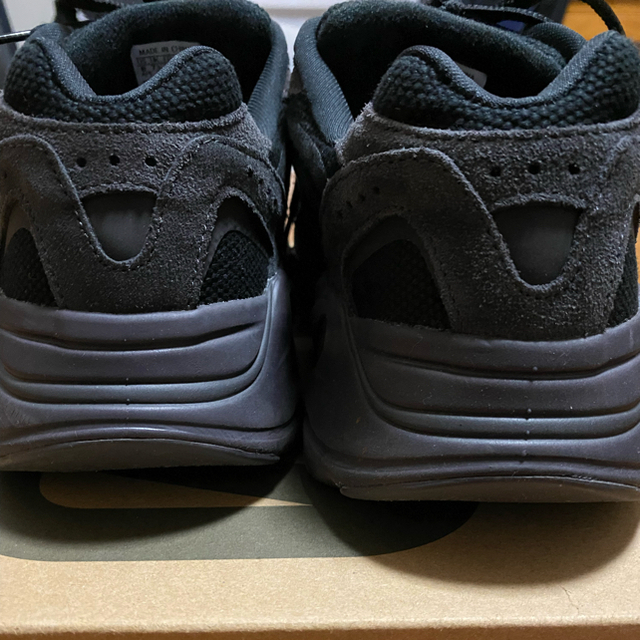 adidas(アディダス)の〔夏休み価格〕adidas Yeezy boost700 V2 VANTA メンズの靴/シューズ(スニーカー)の商品写真