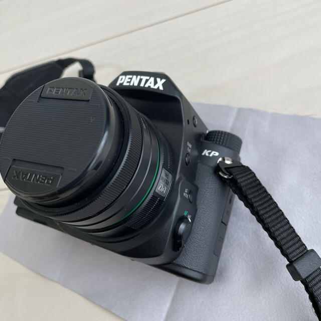 PENTAX(ペンタックス)のペンタックスKP DA35mmF2.4 22年3月迄保証あり スマホ/家電/カメラのカメラ(デジタル一眼)の商品写真