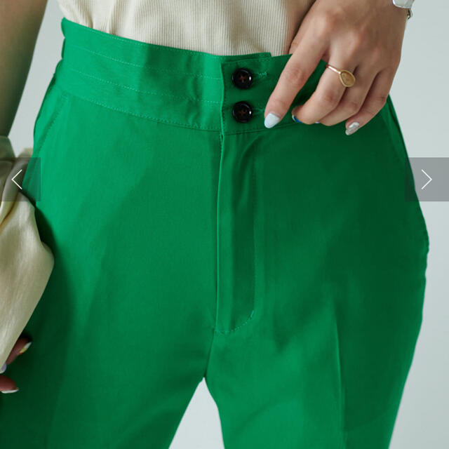 Discoat(ディスコート)の【新品】ディスコート　センタープレス　パンツ　グリーン レディースのパンツ(カジュアルパンツ)の商品写真