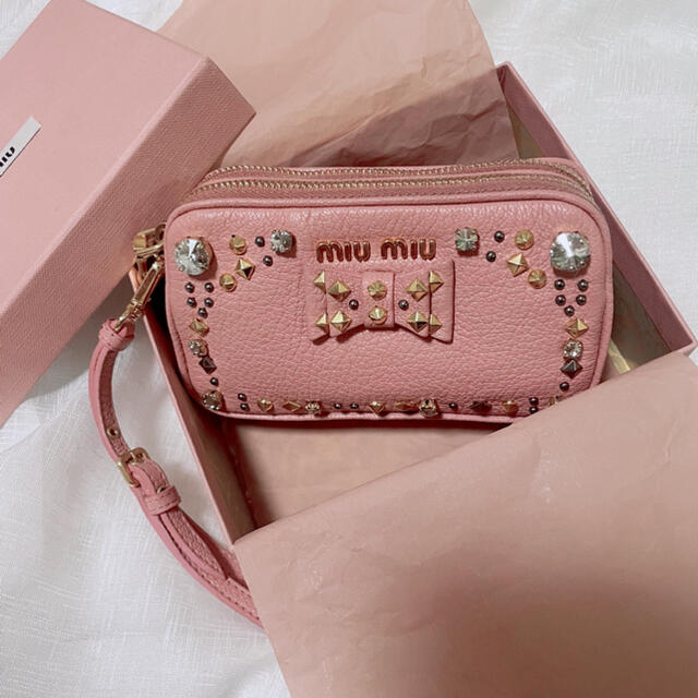 miumiu(ミュウミュウ)のmiumiu  バレンタイン限定　ミニポーチ レディースのファッション小物(ポーチ)の商品写真