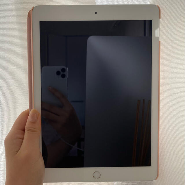 iPad(アイパッド)のiPad 第5世代 32GB 本体のみ MPG42J/A シルバー スマホ/家電/カメラのPC/タブレット(タブレット)の商品写真