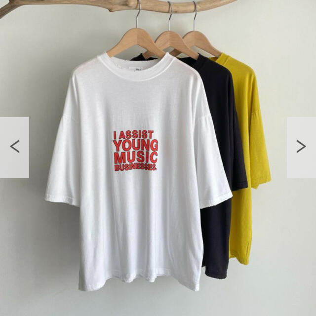 via j(ヴィアジェイ) "YOUNG MUSIC"半袖Tシャツ　ホワイト レディースのトップス(Tシャツ(半袖/袖なし))の商品写真