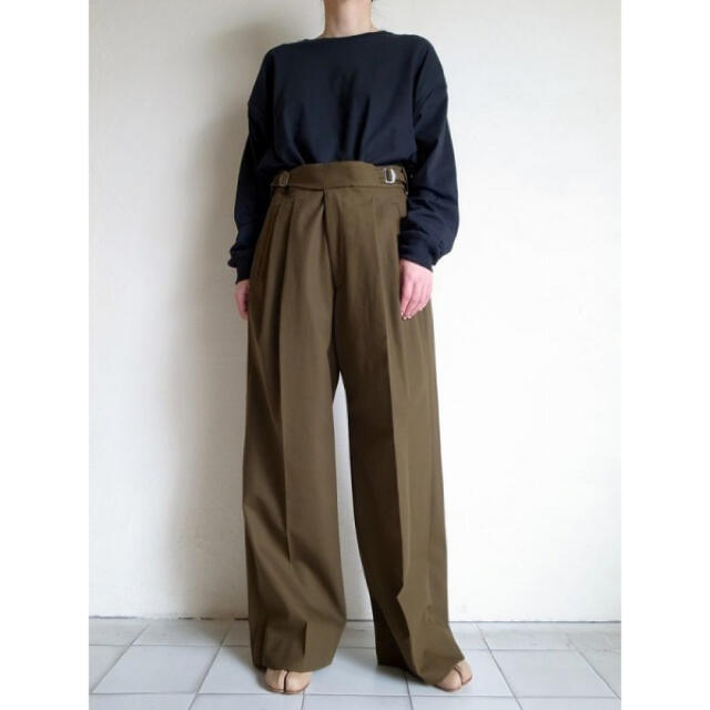 COMOLI(コモリ)のYOKE 2TUCK WIDE GURKHA TROUSERS メンズのパンツ(スラックス)の商品写真