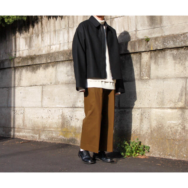 COMOLI(コモリ)のYOKE 2TUCK WIDE GURKHA TROUSERS メンズのパンツ(スラックス)の商品写真