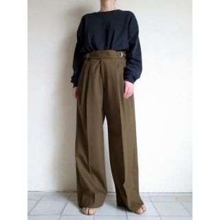 コモリ(COMOLI)のYOKE 2TUCK WIDE GURKHA TROUSERS(スラックス)