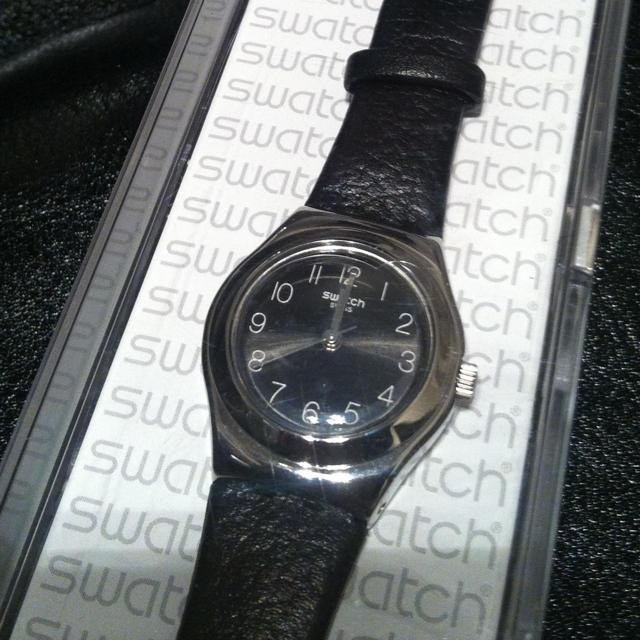 swatch(スウォッチ)のスウォッチ⁂黒時計⁂ 新品未使用(電池入 レディースのファッション小物(腕時計)の商品写真