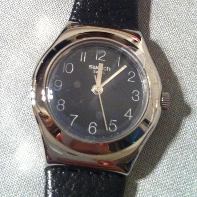 swatch(スウォッチ)のスウォッチ⁂黒時計⁂ 新品未使用(電池入 レディースのファッション小物(腕時計)の商品写真