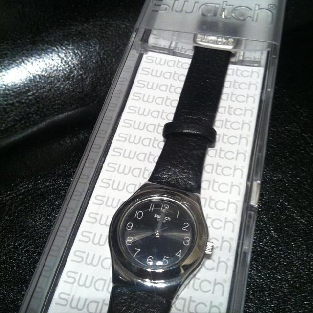 swatch(スウォッチ)のスウォッチ⁂黒時計⁂ 新品未使用(電池入 レディースのファッション小物(腕時計)の商品写真