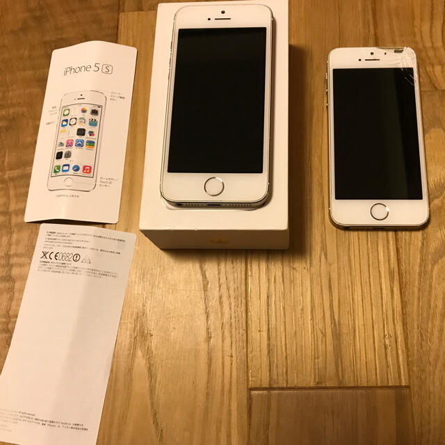 Apple(アップル)のiPhone5s 2台　箱あり　docomo SoftBank 白ロム スマホ/家電/カメラのスマートフォン/携帯電話(スマートフォン本体)の商品写真