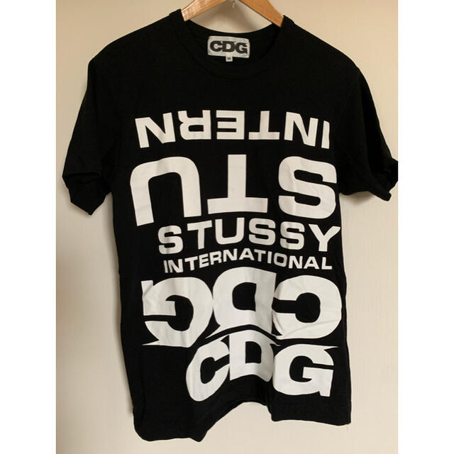 COMME des GARCONS(コムデギャルソン)のCDG marunouchiOPEN記念 CDG × STUSSYコラボTシャツ メンズのトップス(Tシャツ/カットソー(半袖/袖なし))の商品写真