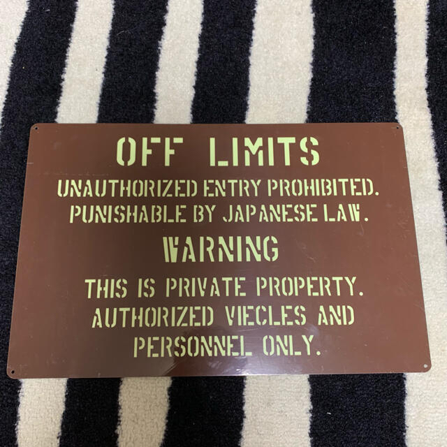 新品ビックサイズ世田谷ベース 蓄光看板 OFF LIMITS アメリカ雑貨 ハンドメイドのインテリア/家具(インテリア雑貨)の商品写真