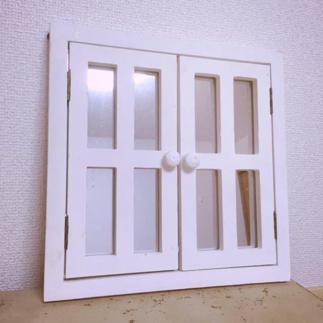 サリュ 木の小窓の鏡 インテリア/住まい/日用品のインテリア小物(壁掛けミラー)の商品写真
