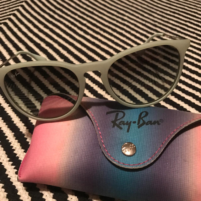 Ray-Ban(レイバン)のりょうさま専用☆レイバン ホワイトフレームサングラス❤︎ レディースのファッション小物(サングラス/メガネ)の商品写真