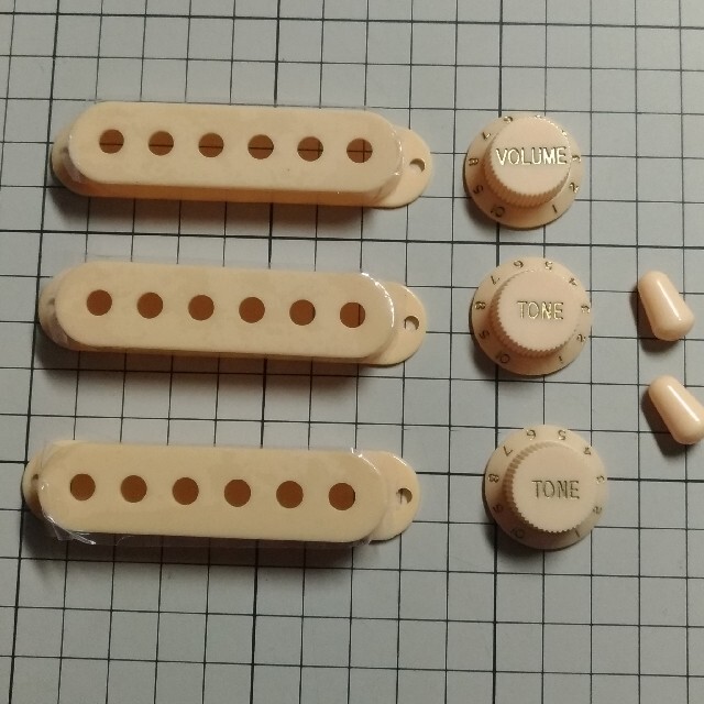 ピックアップカバーとノブのセット　クリーム 楽器のギター(エレキギター)の商品写真