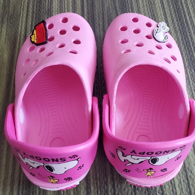 crocs(クロックス)のスヌーピー クロックス キッズ/ベビー/マタニティのキッズ靴/シューズ(15cm~)(サンダル)の商品写真