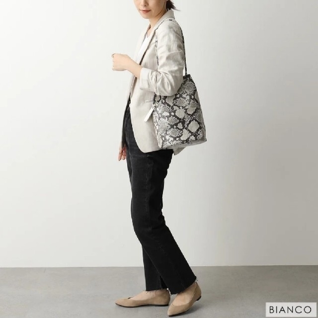 くーちゃん様 専用♡marco masi 本革ホワイトパイソン  レディースのバッグ(トートバッグ)の商品写真