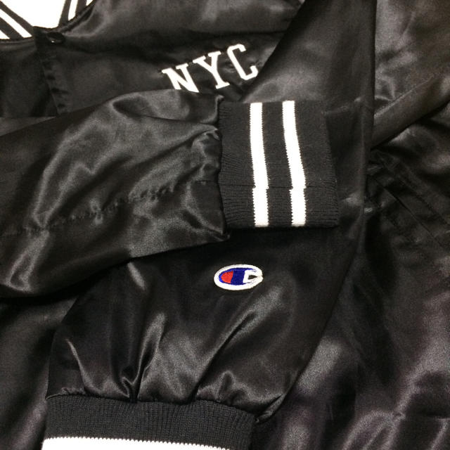 Champion(チャンピオン)の古着 champion ナイロンスタジャン ブラック NYC レディースのジャケット/アウター(スタジャン)の商品写真