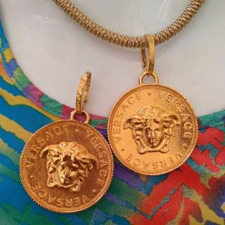 ヴェルサーチ(VERSACE)の完売品　新品未使用　レア〜な完売品　ヴェルサーチピアス　　定価4万6200(ピアス)