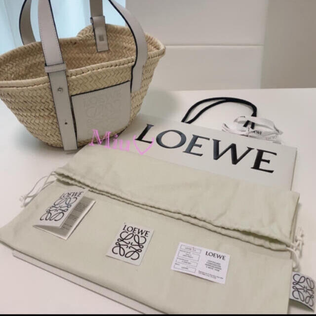 LOEWE(ロエベ)の【完売必須】21春夏新作★大人気☆LOEWE ロエベ カゴバック S ホワイト  レディースのバッグ(かごバッグ/ストローバッグ)の商品写真