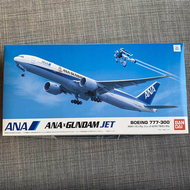 ANA(全日本空輸)(エーエヌエー(ゼンニッポンクウユ))の【新品】ANA GUNDAM JET (B777) RX-78 ガンダム エンタメ/ホビーのおもちゃ/ぬいぐるみ(模型/プラモデル)の商品写真