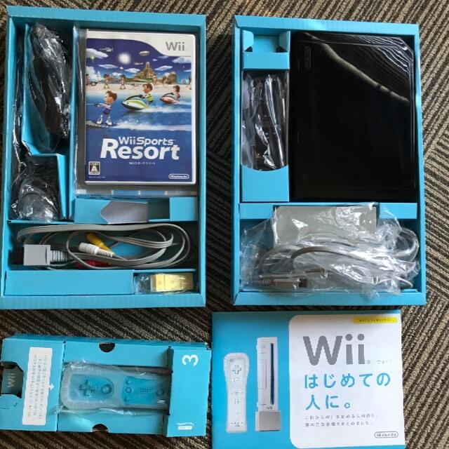 Wii(ウィー)のWii 本体　セット　ブラック　ソフト付き エンタメ/ホビーのゲームソフト/ゲーム機本体(家庭用ゲーム機本体)の商品写真