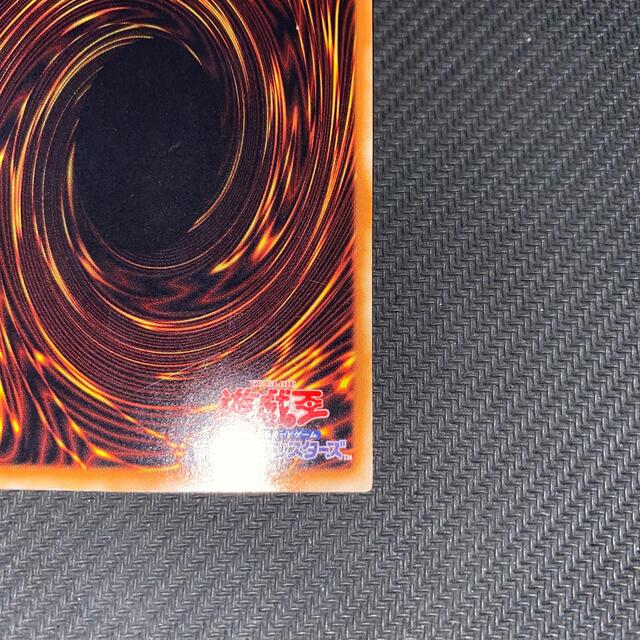 遊戯王(ユウギオウ)のブラックマジシャン　ホログラフィックレア エンタメ/ホビーのトレーディングカード(シングルカード)の商品写真