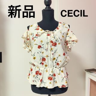 セシルマクビー(CECIL McBEE)の新品未使用花柄肩出しシフォントップス鎖骨見せセシルマクビーCECIL小花柄白半袖(カットソー(半袖/袖なし))