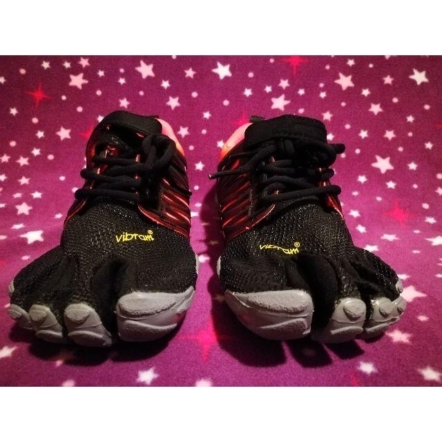 vibram(ビブラム)のビブラムファイブフィンガーズ　V-Train　WOMAN 37サイズ スポーツ/アウトドアのランニング(シューズ)の商品写真