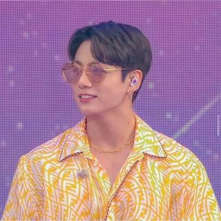 FENDI - 【全国完売】BTS グク着 FENDI シルクシャツ 黄色 42の FENDI - 【全国完売】BTS グク着 FENDI シルクシャツ 黄色 42の