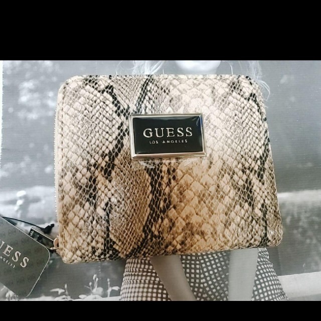 GUESS(ゲス)の【大人気】GUESS ゲス 折り財布 パイソン柄 レディースのファッション小物(財布)の商品写真