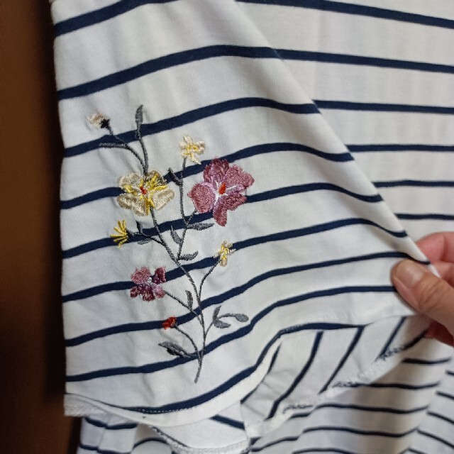 HONEYS(ハニーズ)の花柄刺繍入りボーダー　トップス レディースのトップス(カットソー(半袖/袖なし))の商品写真