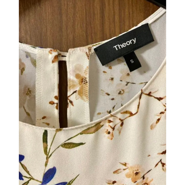 theory(セオリー)のtheory セオリー　とろみ♡ ノースリーブ　ブラウス　フラワープリント レディースのトップス(シャツ/ブラウス(半袖/袖なし))の商品写真