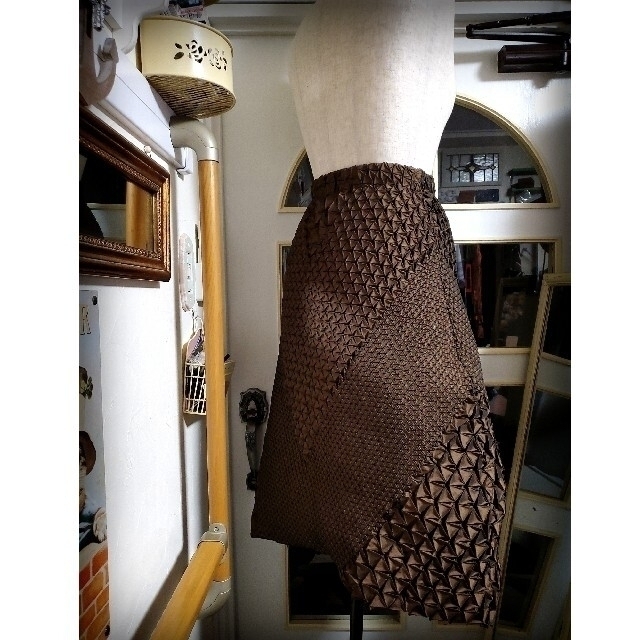 ISSEY MIYAKE(イッセイミヤケ)の超美品　　ISSEY MIYAKE　イッセイミヤケ　3D　スチーム　スカート レディースのスカート(ひざ丈スカート)の商品写真