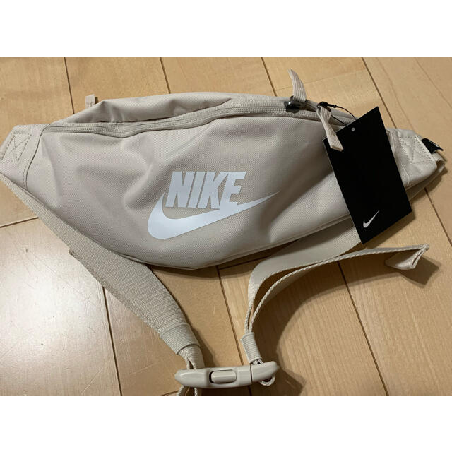 NIKE(ナイキ)のNIKE ナイキ　ヘリテージヒップバッグ レディースのバッグ(ボディバッグ/ウエストポーチ)の商品写真