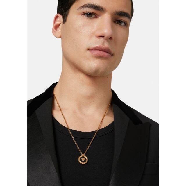 VERSACE(ヴェルサーチ)の新品VERSACEメドゥーサネックレスブラックゴールドヴェルサーチェ メンズのアクセサリー(ネックレス)の商品写真