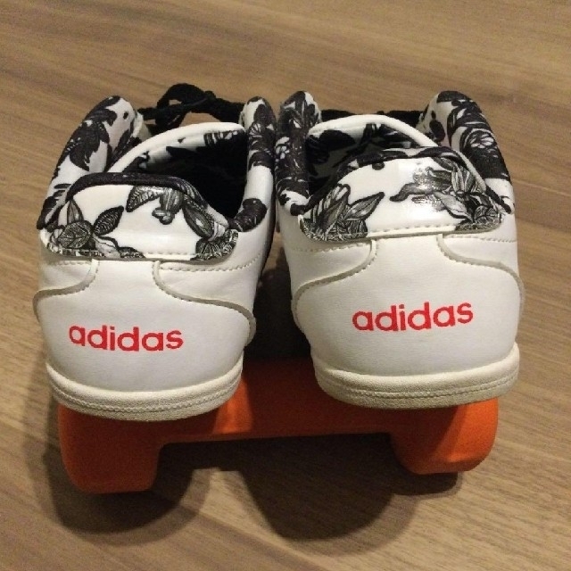 adidas(アディダス)のSORA様専用【値下げ中】　アディダス　　白×花柄　24.0 レディースの靴/シューズ(スニーカー)の商品写真