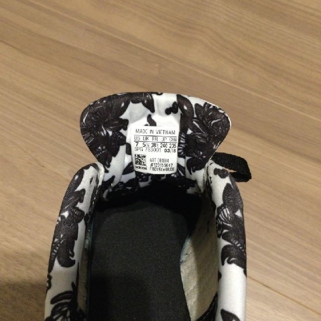 adidas(アディダス)のSORA様専用【値下げ中】　アディダス　　白×花柄　24.0 レディースの靴/シューズ(スニーカー)の商品写真