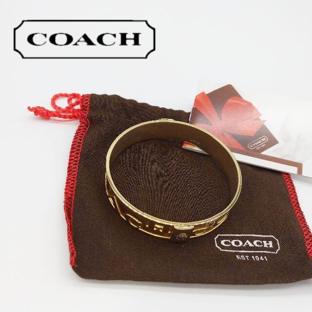 COACH(コーチ)のコーチ バングル 金色 ブレスレット ロゴ レディースのアクセサリー(ブレスレット/バングル)の商品写真