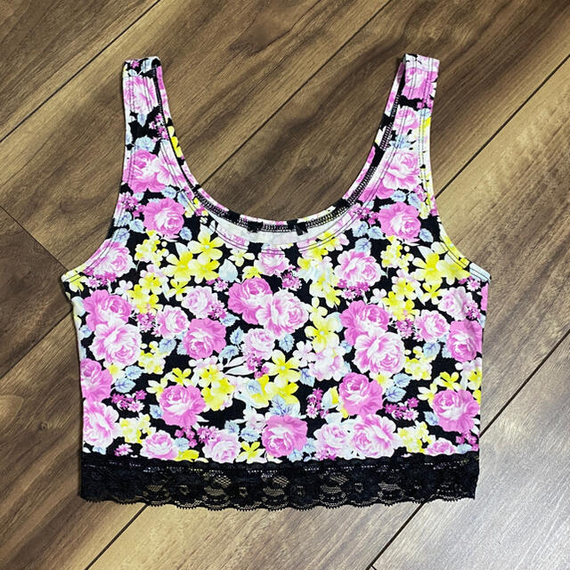 FOREVER 21(フォーエバートゥエンティーワン)の花柄　タンクトップ　ショート丈 レディースのトップス(タンクトップ)の商品写真