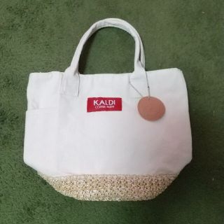 カルディ(KALDI)のカルディ　チャーム付き サマーバッグトートバッグ かごバッグ(トートバッグ)