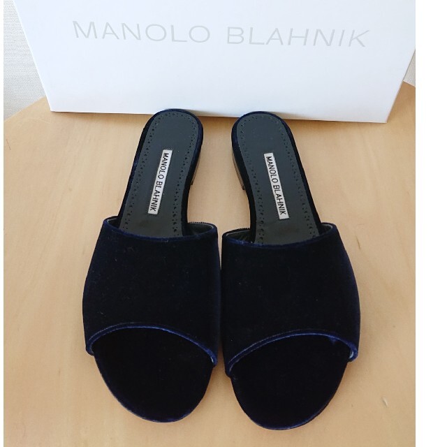 MANOLO BLAHNIK   マノロブラニク ベロア サンダル