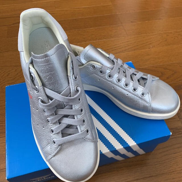 adidas(アディダス)の【再値下げ•新品】アディダス スタンスミス シルバー 24cm レディースの靴/シューズ(スニーカー)の商品写真